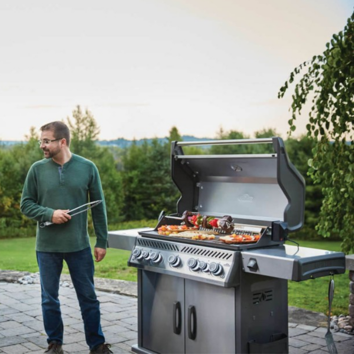Napoleon Rogue SE 625 Propane Gas BBQ RSE625RSIBPSS-1 | Free Cover + Meat Lovers Kit