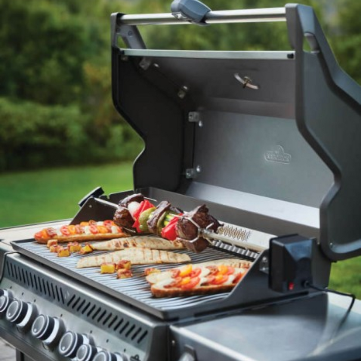 Napoleon Rogue SE 625 Propane Gas BBQ RSE625RSIBPSS-1 | Free Cover + Meat Lovers Kit